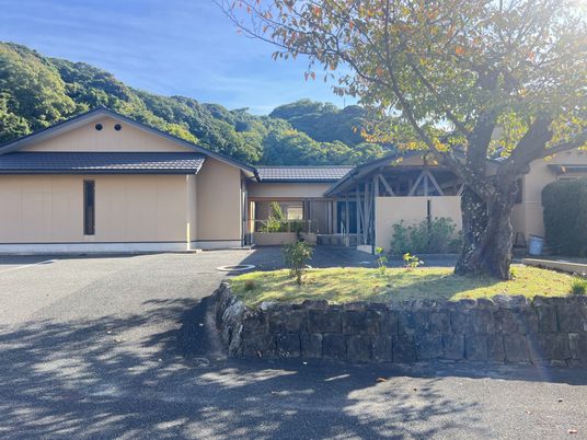 緑に囲まれた広々施設外観