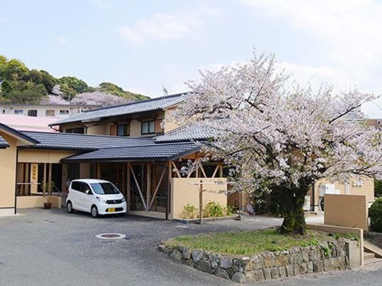 桜樹と施設の外観