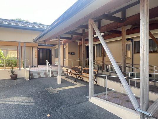 ベンチがあるエントランス