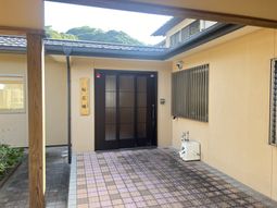 広い入口のエントランス