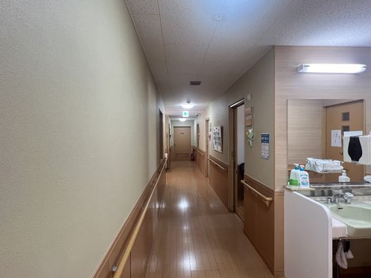 手すり付きの廊下