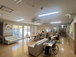 自然光が入る明るい部屋