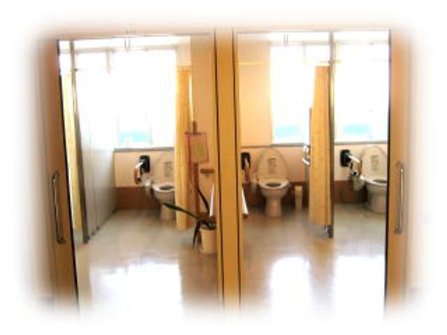 清潔なトイレ空間 トイレ 自然光が入る清潔なトイレです。安心して快適に利用できます。