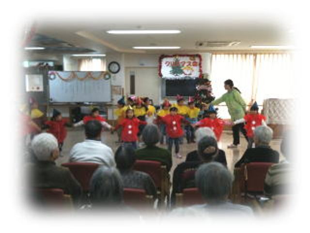 子供たちの発表会エントランス エントランス 子供たちの元気なダンスが見られる催しです。利用者の方々が楽しそうに観覧しています。