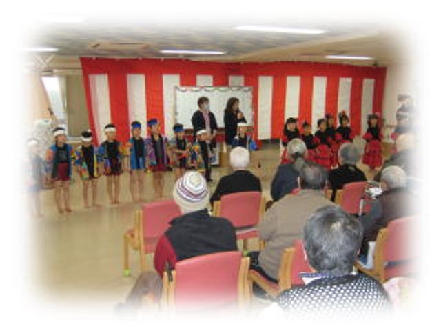 和やかな交流がある多目的室 多目的室 和やかな雰囲気の中で、入居者と子供たちが交流を深めています。楽しいひとときを共有できます。