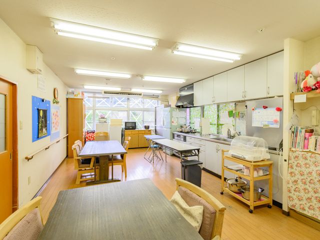 明るい共有キッチン 食堂 広々としたキッチンは日々の料理活動に最適です。家庭的な雰囲気で、共に過ごすひと時が楽しめます。