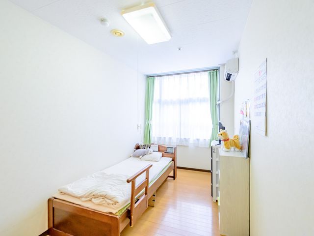 清潔な居室 居室 温かみのある明るい居室で、窓辺には癒しのぬいぐるみも配置され、快適な日常生活を送れる空間です。