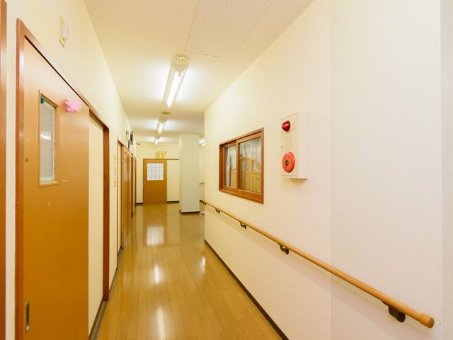 廊下の安全な通路 廊下 手すりが設けられ床も滑りにくい設計で、安全にお過ごしいただける通路です。