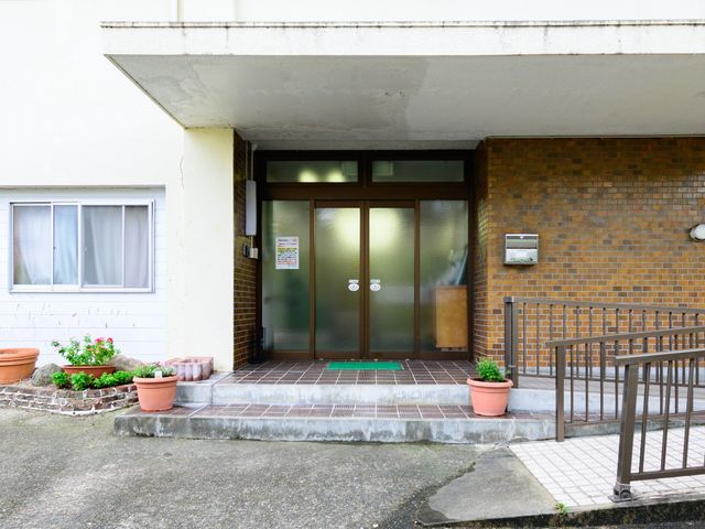 広々としたエントランス エントランス ゆったりとしたエントランスは、バリアフリー設計で安心してお過ごしいただけます。