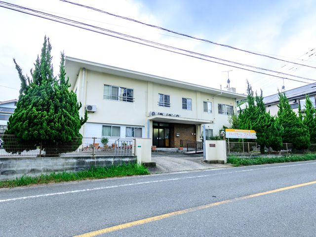 明るい外観の建物 外観 ゆとりのある外観が迎え入れます。広々とした敷地に心安らぐ空間をご提供しています。