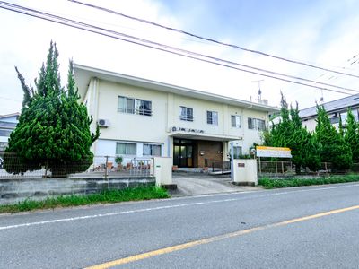 明るい外観の建物