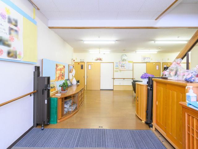 ゆったりした廊下 廊下 手すりが整備された廊下です。柔らかな光が差し込み、心地よい通路をお作りしています。