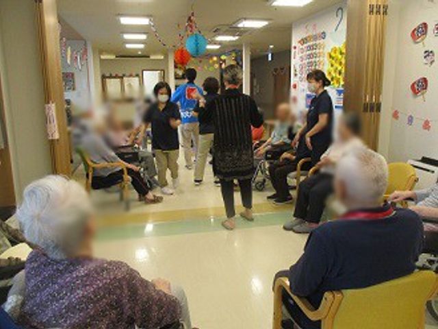 交流のある廊下 廊下 和やかな交流が行われている集まりの様子です。職員と居住者の皆さんで、賑やかな時間を過ごしています。