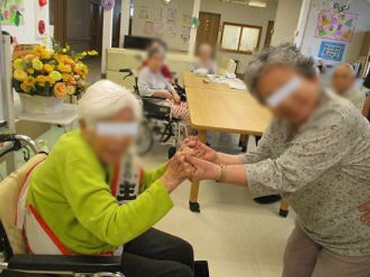交流する人々の部屋
