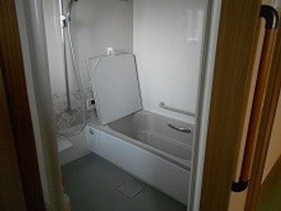手すり付きの浴室