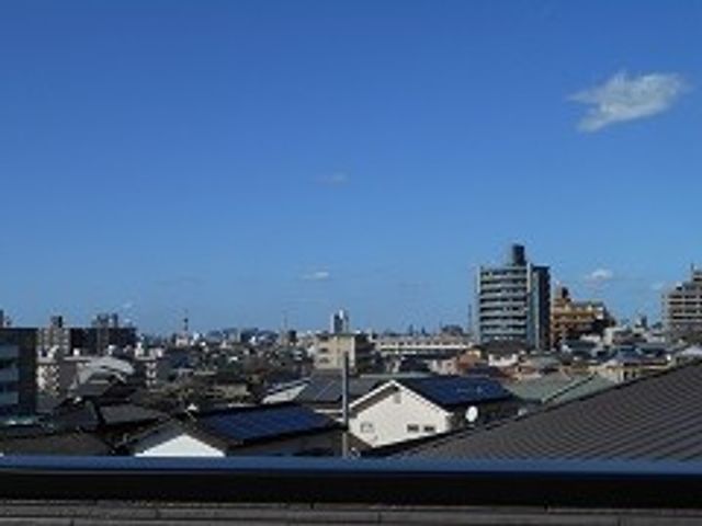 晴れた都市の景色 外観 青空の広がる地域は、穏やかな環境で働く機会を提供します。視界が開けた素敵な場所です。