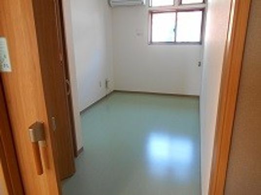 窓から自然光が入る居室