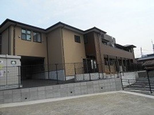 簡潔な建物外観