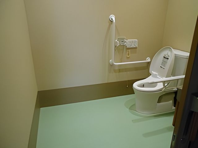 使いやすいトイレ トイレ 手すり付きで安心して利用できるトイレです。段差がなく、移動がスムーズに行えます。