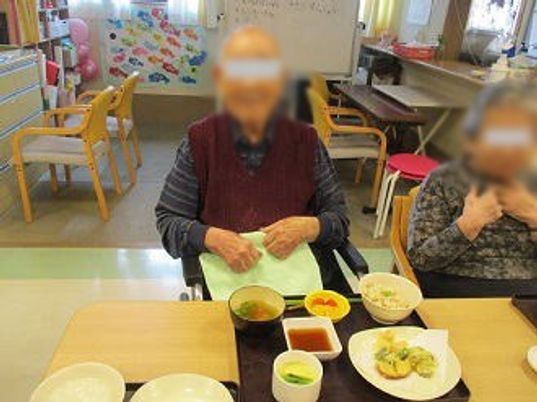 にぎやかな食堂