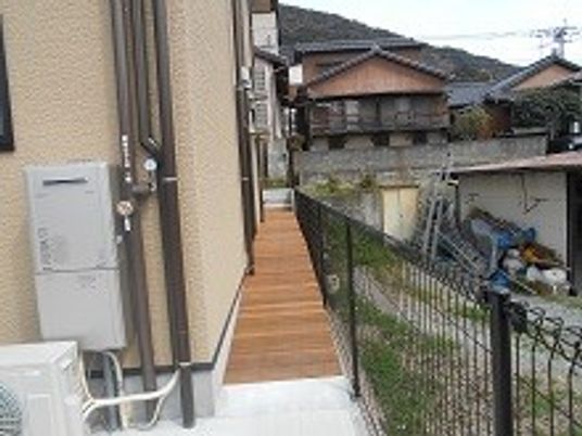 幅が広い通路の建物外観