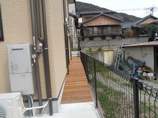 幅が広い通路の建物外観 外観 広々とした通路があり、歩きやすい造りです。清潔で整然とした環境が保たれています。