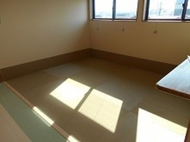 畳の部屋の内部 和室 自然光が差し込む畳の部屋で、ゆったりとした時間を過ごせます。