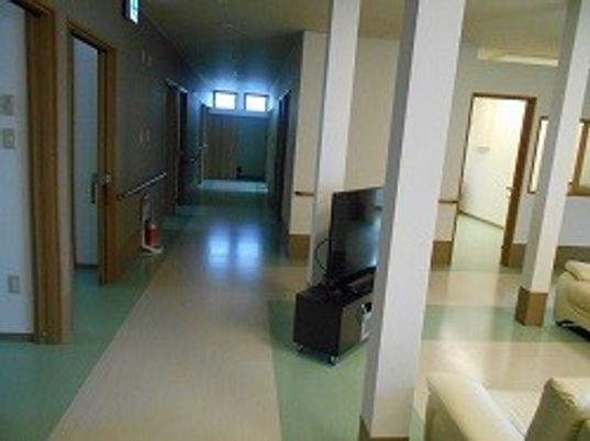 光が差し込む廊下