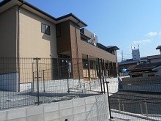 広々とした建物　外観