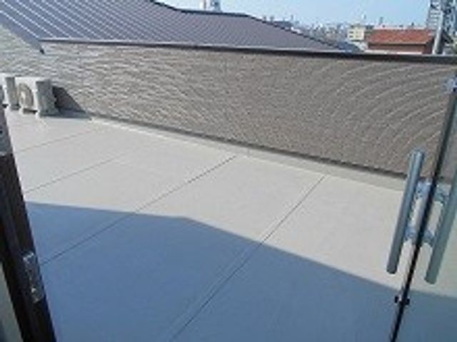 広いテラス テラス 開放感のある広々としたテラスです。心地よい風を感じてリフレッシュに最適です。