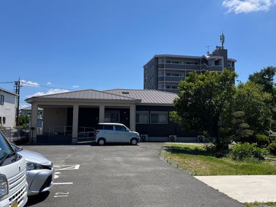 広々とした駐車スペースの外観