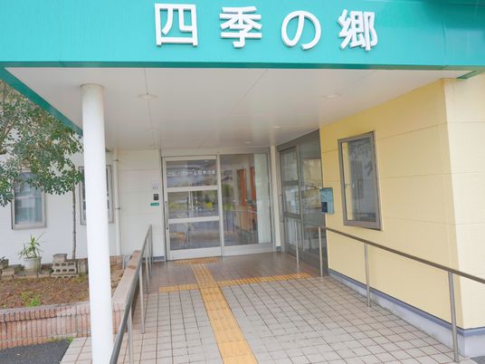 エントランスの明るい外観