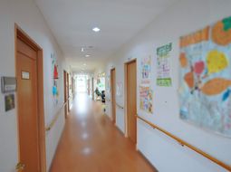 温かみのある廊下