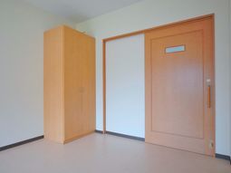 シンプルな居室扉