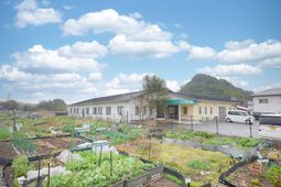 緑豊かな庭のある施設外観