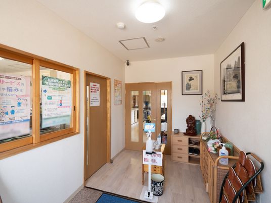 エントランスの明るい廊下