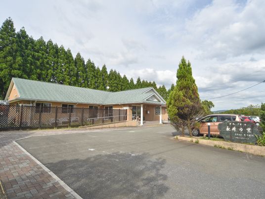 緑豊かな施設外観