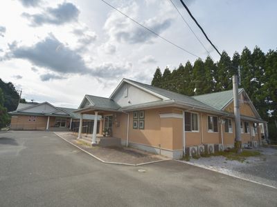 広い駐車場のある建物