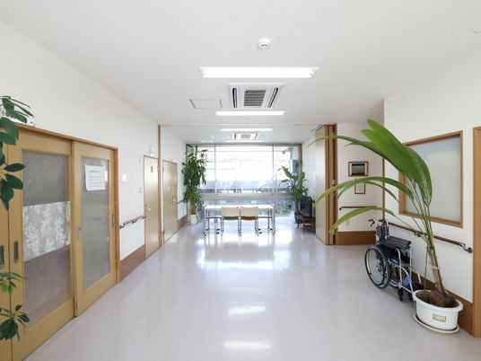 清潔な廊下と休憩スペース