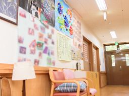 廊下の壁画と掲示物