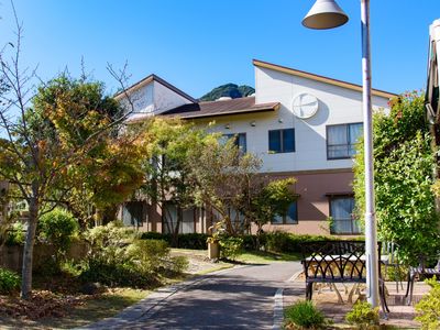 緑豊かな施設外観