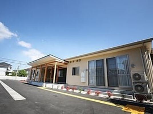 晴天の下の居心地の良い外観