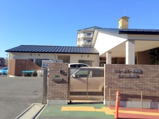 清潔感のある建物のエントランス