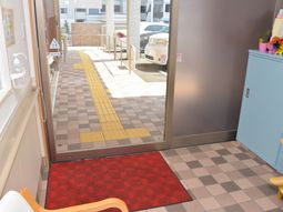 エントランスの明るい通路