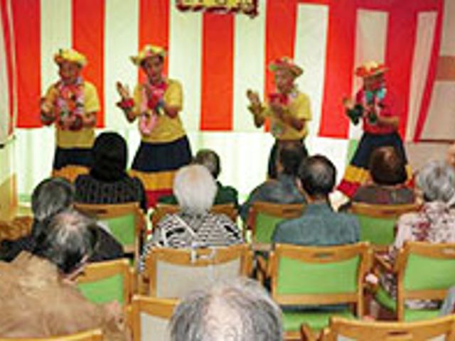 楽しい催しが行われる部屋 多目的室 明るい雰囲気の中で行われる催しです。利用者の方々がリラックスして楽しめる空間です。