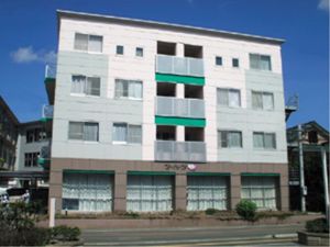 白い建物の外観