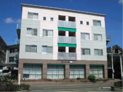 白い建物の外観