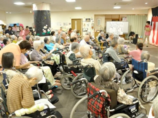 多くの利用者が集うイベント レクリエーション 広くて活気あふれる多目的室で、様々な催し物に触れながらコミュニケーションを楽しめる環境です。