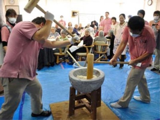 もちつきイベントを行う人々