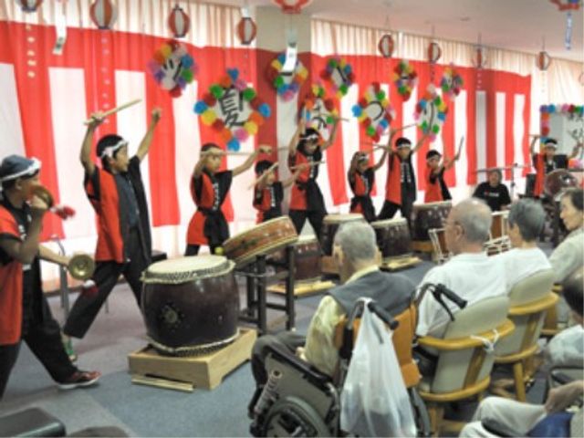 和太鼓演奏のイベント風景 イベント 楽しい和太鼓のイベントが開催され、訪問者も一緒に音楽の時間を満喫しています。お仕事を通じて、こんな温かい瞬間を支えられる喜びを感じませんか。
